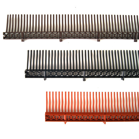 Eaves comb with ventilation grid